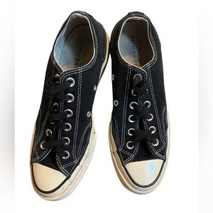 Converse Taylor Chuck Low Top. Women shoe .size 6us.